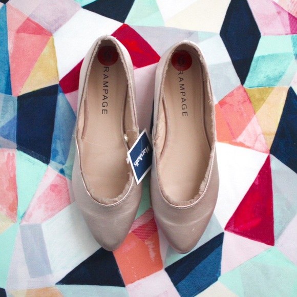 Rampage Pink Satin Pointed Flags - Picture 1 of 4